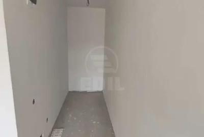 Apartament cu 3 camere semidecomandat, mobilat în Florești