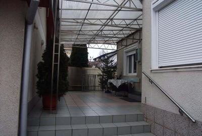 Vand casa in Deva, zona ultracentrala, constructie noua, s-a realizat in anul 2000, se compune - 2