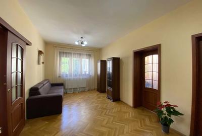 Apartament cu 4 camere semidecomandat în Central