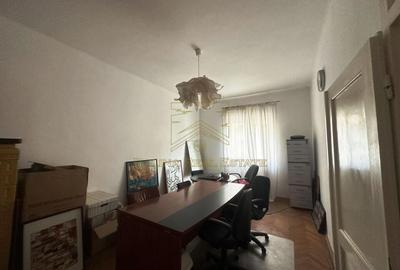 Vanzare - 3 camere  Str. Pasului - colt cu Armeneasca - 23