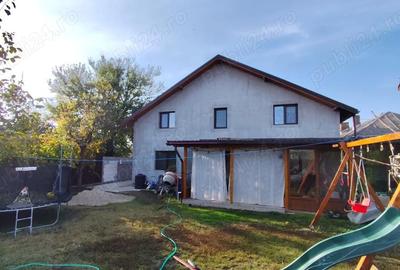Casă cu Teren 1000 Mp în Central - 1