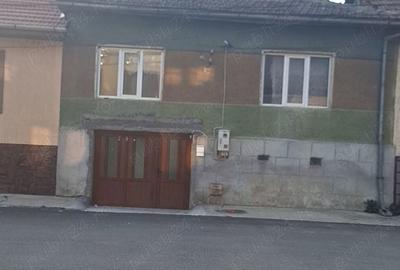 Casă cu 4 camere în Topleț - 1