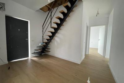 Casă cu 4 camere cu Teren 400 Mp în Domnești