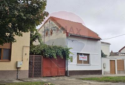 Casă cu 3 camere cu Teren 475 Mp în Central - 1