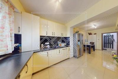 Ap.cu 3 camere, 2 bai si balcon, etaj intermediar, mobilat si utilat - 2