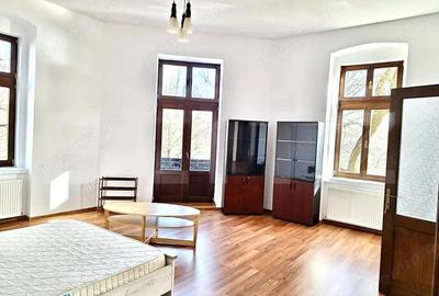 Apartament cu 4 camere decomandat în Central