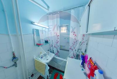 Apartament cu 3 camere de vanzare, strada 1 mai - 5