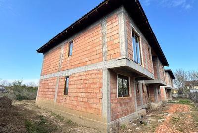 Duplex cu 5 camere cu Canalizare în Chișoda - 1