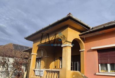 Casă cu 3 camere cu Canalizare în Central