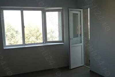 Vand apartament 3 camere decomandate, 3 balcoane, micro 38, bloc Z , etaj 4 din 5 - 9