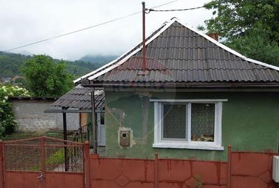 Casa cu 2 camere ?i 2 ari de teren de vanzare in zona...