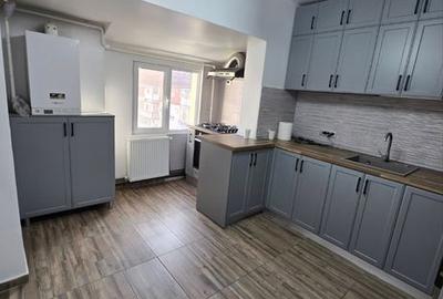 Apartament cu 4 camere decomandat în Central