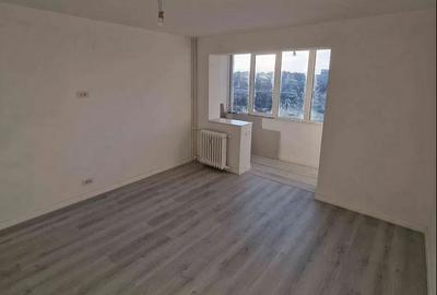 Garsonieră decomandată în Titan