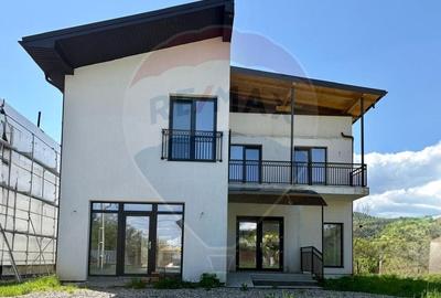 Casă individuală cu 8 camere în Sud-Est
