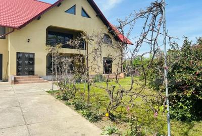 Casă cu 6 camere cu Teren 2500 Mp în Central