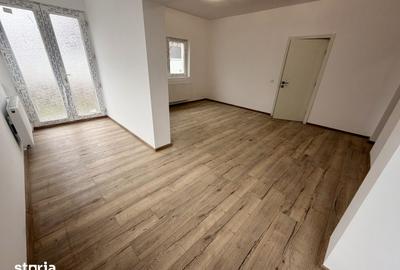 Casă cu 8 camere cu Teren 495 Mp în Glina - 1
