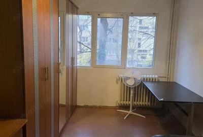 Apartament cu 4 camere semidecomandat în Militari