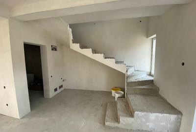 Casă cu 4 camere cu Teren 400 Mp în Luna - 11