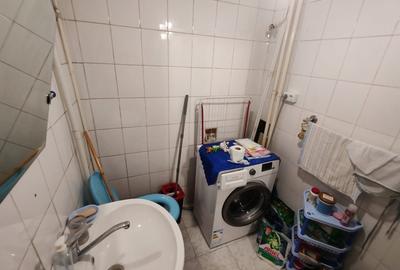 Apartament 4 camere, 2 bai. Blocul este din 1986 parter strada Soldat Croitoru V - 29