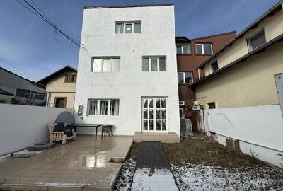 Spațiu comercial, de 240 mp, în Central - 8