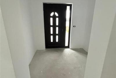 Casă individuală cu 4 camere cu Canalizare în Apollo - 8