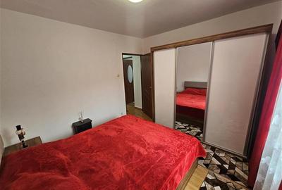 Apartament cu 3 camere semidecomandat, mobilat în Micro III - 16