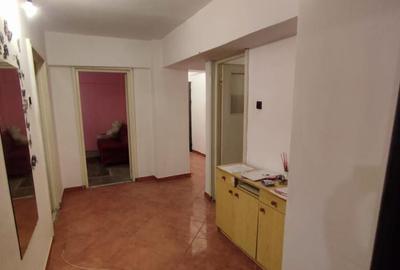 Apartament trei camere, decomandat, balcon, etaj 4 din 10, Narcisa - 10