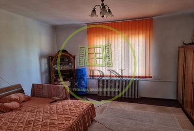 Proprietate spre vanzare,  formata din 2 case suprafata totala 440 mp - 4