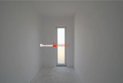 RESEDINTA CU TENDINTE CONTEMPORANE INTR-UN ANSAMBLU NOU DE V - 5