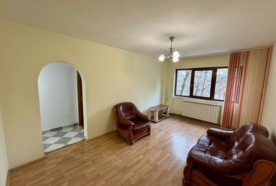 Apartament cu 3 camere semidecomandat în Podu Roș