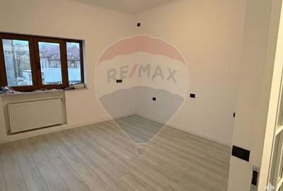 Apartament cu 3 camere semidecomandat în Dacia - 7