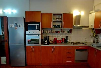 Apartament cu 3 camere semidecomandat, mobilat în Central