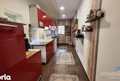 Casă cu 7 camere cu Teren 700 Mp în Petros - 9