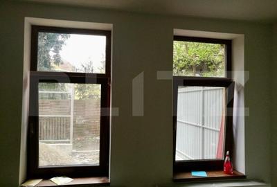 Casa 2 camere curte comuna cu acces separat zona centrala