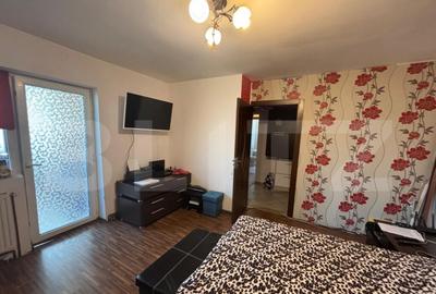 Apartament de vanzare, cu 3 camere, zona Micro 5 - 1