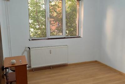 Proprietar vând apartament decomandat 3 camere - 6