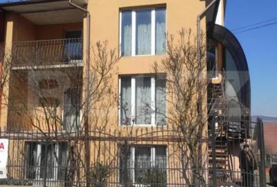 Casă cu 7 camere cu Teren 375 Mp în Central - 2