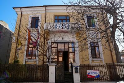 Vila cu 18 camere de vanzare in zona Peninsula