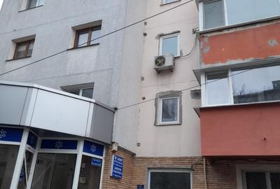 Apartament trei camere decomandat, etaj patru bloc 1986, centrala, simplu, liber - 9
