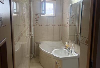 Apartament cu 2 camere semidecomandat în Km 4 - 8