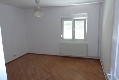 Spațiu comercial, de 100 mp, în Central - 4