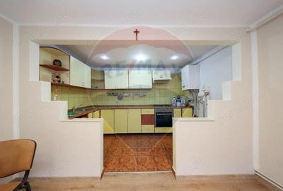 Casă cu 6 camere cu Garaj în Central - 14