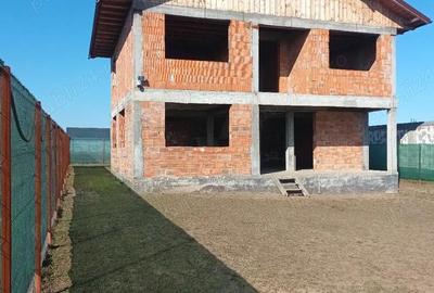 Casă cu 4 camere cu Teren 550 Mp în Central - 2