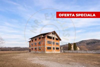 Casă cu 7 camere cu Teren 4563 Mp în Central - 1