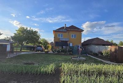 Casă cu 9 camere cu Teren 1400 Mp în Central