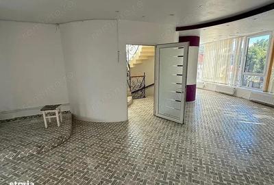 Casă cu 8 camere în Central