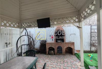 Casă individuală cu 6 camere cu Canalizare în 9 Mai - 12
