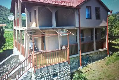 Vand casa vacanta la munte zona Herculane 165 000 - 2