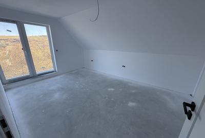 Apartament cu 3 camere semidecomandat în Independenței - 1