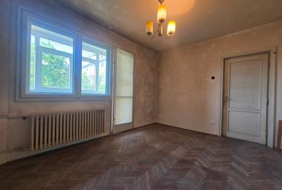 Apartament cu 3 camere semidecomandat în Giulești